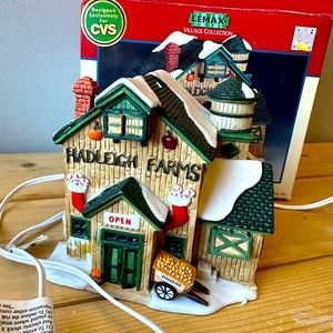 1999 Lemax Village Hadleigh Farms Porcelain Christmas village lighted House